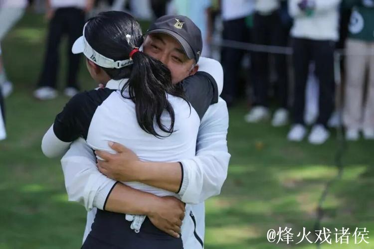 享受假期！刘国梁陪女儿参赛，拥抱挥手，国际乒联年度收官