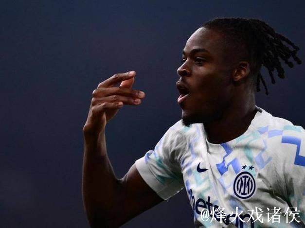 意甲第1易主！劳塔罗传射比肩三大神锋，国米2-1热那亚破魔咒登顶