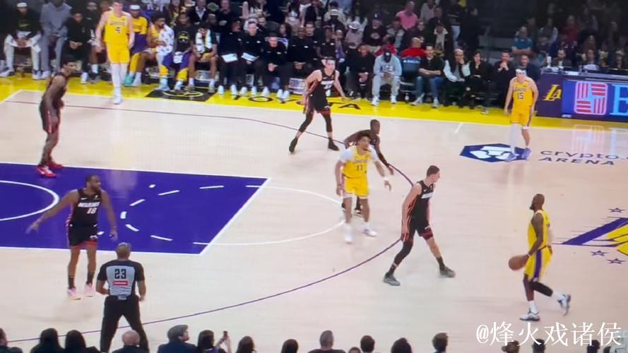 詹姆斯22分9助关键7分爆发 湖人击败热火终结连败